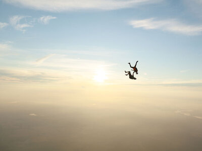 Saut en parachute à ouverture automatique à 1100 m en solo près d’Amiens