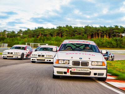 Doos 2 rondes meerijden in een BMW 325i tijdens een circuitdag in Assen