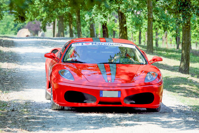 A tutto gas: 1 emozionante giro in Ferrari tra le strade di Maranello