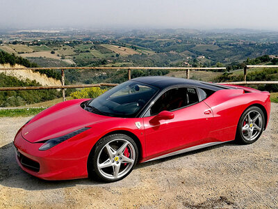 Emozionante giro in Ferrari F458 Italia tra le strade di Maranello con video ricordo