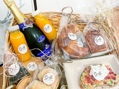 Coffret cadeau Panier petit-déjeuner avec une bouteille de bulles, livré à domicile autour de Waterloo