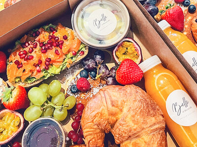 Coffret Panier petit-déjeuner avec une bouteille de bulles, livré à domicile autour de Waterloo