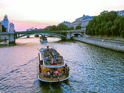 Croisière guidée en vedette d’1h sur la Seine pour 2 personnes