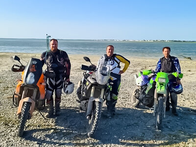 Journée de randonnée en moto avec équipement de pilote intégral et collations