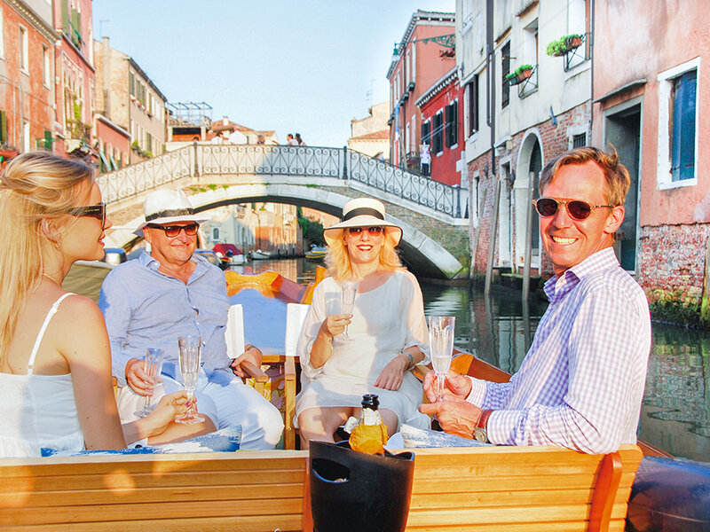 Venezia al calar del sole: tour privato in barca d'epoca per 6 persone