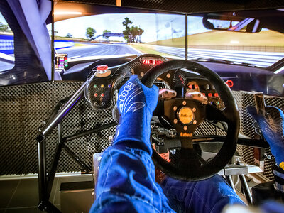 Cofanetto Gara di auto di 1 ora su simulatore per 2 persone a Echandens