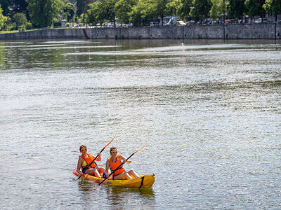 Promenade sur la Meuse en paddle ou en kayak avec une bouteille de vin