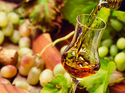 Aroma Wine Bar Enoteca: 1 bottiglia di grappa con 2 calici da degustazione a domicilio