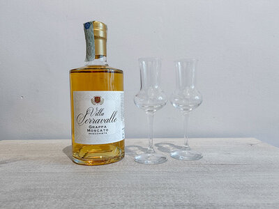 Cofanetto regalo Aroma Wine Bar Enoteca: 1 bottiglia di grappa con 2 calici da degustazione a domicilio