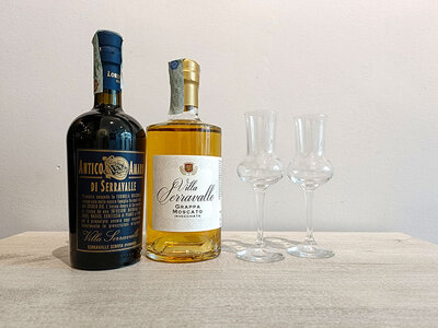 Cofanetto regalo Brindisi a casa: 1 bottiglia di grappa, 1 di amaro e 2 calici da degustazione a domicilio