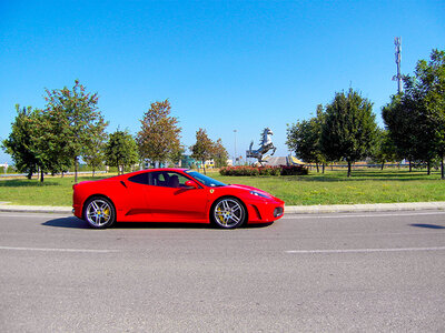 Cofanetto A tutto gas: 1 suggestivo giro in Ferrari tra le strade di Maranello