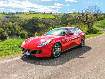 Coffret cadeau Plein gaz : 1 tour en Ferrari dans les rues de Maranello