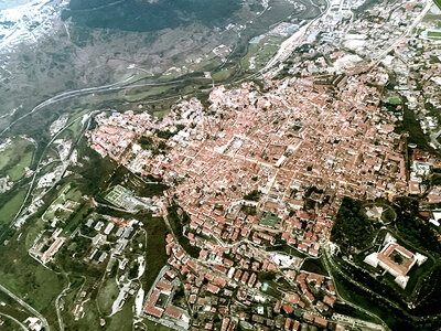 Cofanetto regalo L’Aquila dall’alto: volo turistico per 3 persone a bordo di un Piper PA28RT-201T