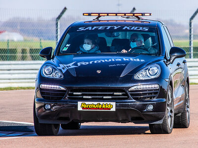 Pilotage pour enfant : 5 tours de circuit au volant d'une Porsche Cayman