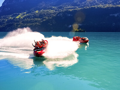 Outdoor Nervenkitzel in Interlaken: Jet Boat Panoramatour für 2 Erwachsene