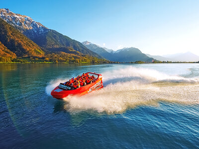 Geschenkbox Outdoor Nervenkitzel in Interlaken: Jet Boat Panoramatour für 2 Erwachsene