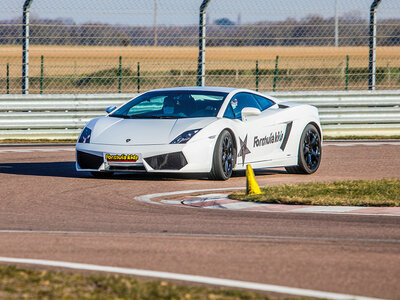 Stage pilotage enfant : 5 ou 6 tours de circuit au volant d'une Lamborghini Gallardo