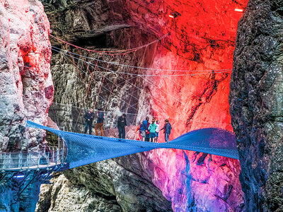 Geschenkbox Outdoor-Abenteuer in Grindelwald: Eintritt in die Gletscherschlucht und ins Kristallmuseum für 2 Personen