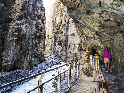 Box Outdoor-Abenteuer in Grindelwald: Eintritt in die Gletscherschlucht und ins Kristallmuseum für 2 Personen