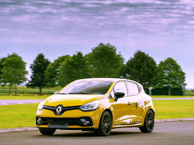 Stage de conduite enfant : 2 tours au volant d’une Clio RS et 2 séries en Porsche Boxster