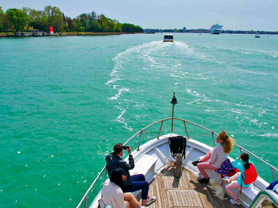 Cofanetto Alla scoperta del vetro soffiato: tour in barca a Murano per 4 persone con sosta a Burano