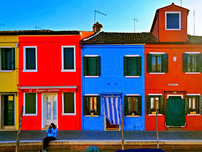 Cofanetto Alla scoperta di Murano e Burano: tour in barca con soste e visita a una vetreria per 3