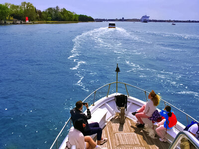 Cofanetto Murano, Burano e Torcello da scoprire: tour in barca con soste e visita a una vetreria per 3