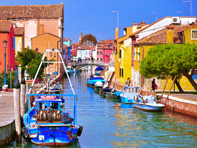 Cofanetto regalo Murano, Burano e Torcello da scoprire: tour in barca con soste e visita a una vetreria per 3
