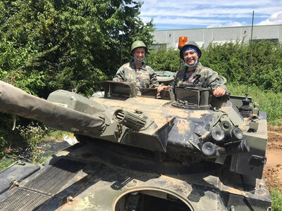 Box Fahrerlebnis auf einem leichten Panzer für 2 Personen