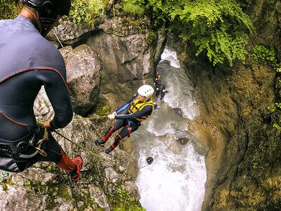 Discesa in canyoning con drink e trasferimento incluso vicino a Interlaken per 2 persone