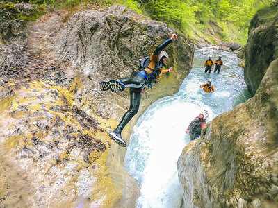 Geschenkbox Stimmungsvolle Canyoningtour bei Interlaken