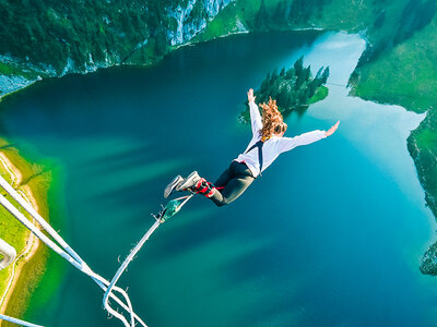 Adrenalingeladenes Bungee-Jumping-Erlebnis auf dem Stockhorn