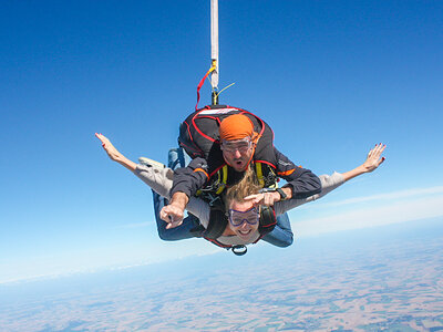 Saut en solo à 1100 m avec un parachute à ouverture automatique