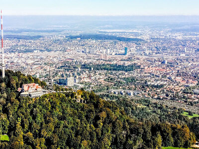 Cofanetto Tra nuvole, vette e panorami mozzafiato: volo in elicottero intorno all'Uetliberg e su Zurigo