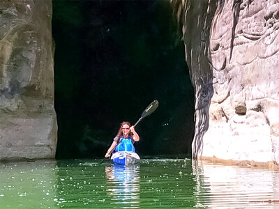 Excursion sur les eaux suisses : location d’un kayak monoplace pendant 4h à La Roche