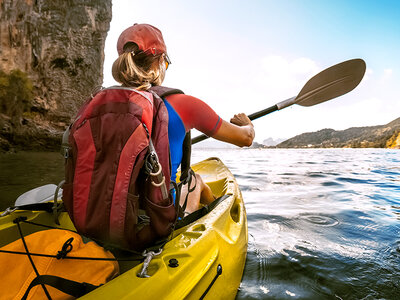 Cofanetto regalo Pagaiando nel blu della Svizzera: noleggio di kayak monoposto per 4 ore