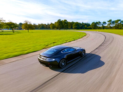 Stage de pilotage : 3 tours sur le circuit de Montlhéry en Aston Martin V8 Vantage