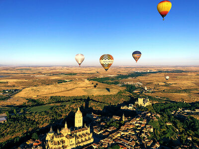 Caja regalo Segovia desde el aire: 1 paseo en globo con reportaje fotográfico