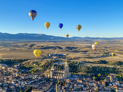 Caja 1 paseo en globo por Segovia con brindis y menú típico