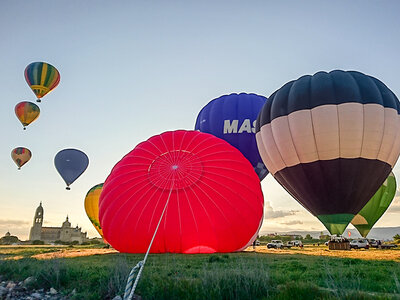 Caja 1 vuelo en globo en Segovia con menú tradicional para 2 personas