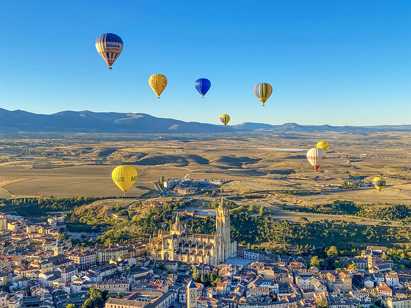 1 vuelo en globo en Segovia con menú tradicional para 2 personas
