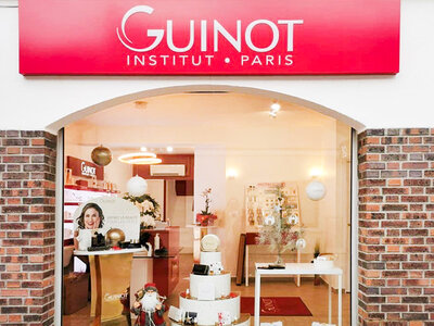 Séance de beauté avec soin anti-âge du visage dans un institut Guinot