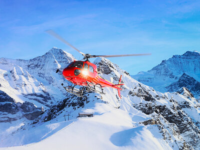 Geschenkbox Ausflug in die Luft: 40-minütiger Hubschrauberrundflug über die Alpen mit Grillpause