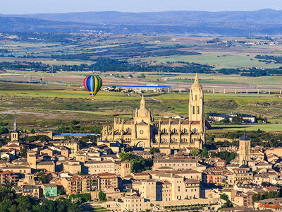 Caja Vuelo en globo en Segovia, brunch y reportaje para 2 personas