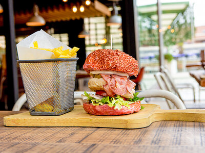 Caja Plan foodie: 1 hamburguesa y cerveza premium en Wanderlust