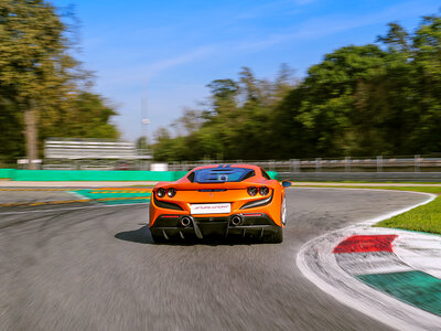 Box 1 adrenalingeladene Runde im Ferrari F8 Tributo