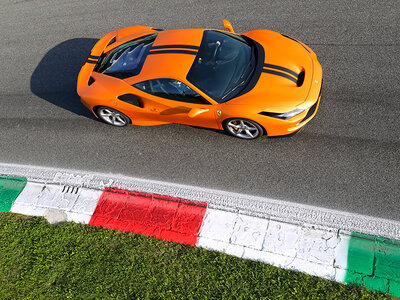 Cofanetto regalo 1 adrenalinico giro in Ferrari F8 Tributo