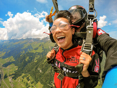 Box Adrenalinreicher Tandem-Fallschirmsprung mit 45 Sekunden freiem Fall und 5 Min. Schirmflug mit Einweisung