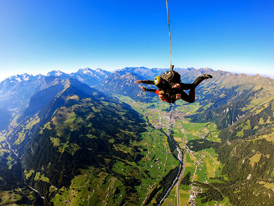 Adrenalinreicher Tandem-Fallschirmsprung mit 45 Sekunden freiem Fall und 5 Min. Schirmflug mit Einweisung