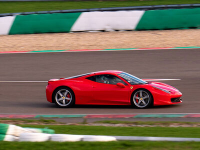 Coffret Stage de pilotage : 2 tours sur le circuit de Saint-Laurent-de-Mure en Ferrari 458